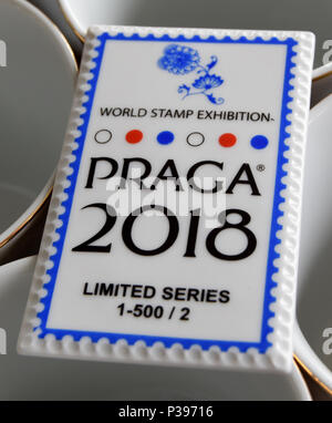 Most, Tschechien. 12 Juni, 2018. Porzellan Briefmarke "Praga 2018" wurde in 500 Stück für die spezialisierten Welt Stempel Ausstellung Praga 2018 und weitere 600 auf den Namen für Tschechische philatelistischen Union produziert. Auf dem Foto zu sehen ist eine von diesen Stempel, die Porzellanmanufaktur in Most, Tschechien, am 12. Juni 2018. Credit: Libor Zavoral/CTK Photo/Alamy leben Nachrichten Stockfoto