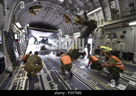 Sedlec, Tschechische Republik. 17 Juni, 2018. Techniker in den Mi-171 S tschechische Armee Hubschrauber Ladung in Transport eine C-17 Globemaster der US Army zum ersten Mal vor dem Himmel Avenger 2018 internationale Übung in Sedlec, in der Nähe von Namest nad Oslavou, Tschechien, am 17. Juni 2018. Credit: Lubos Pavlicek/CTK Photo/Alamy leben Nachrichten Stockfoto