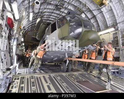 Sedlec, Tschechische Republik. 17 Juni, 2018. Techniker in den Mi-171 S tschechische Armee Hubschrauber Ladung in Transport eine C-17 Globemaster der US Army zum ersten Mal vor dem Himmel Avenger 2018 internationale Übung in Sedlec, in der Nähe von Namest nad Oslavou, Tschechien, am 17. Juni 2018. Credit: Lubos Pavlicek/CTK Photo/Alamy leben Nachrichten Stockfoto