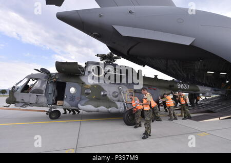 Sedlec, Tschechische Republik. 17 Juni, 2018. Techniker in den Mi-171 S tschechische Armee Hubschrauber Ladung in Transport eine C-17 Globemaster der US Army zum ersten Mal vor dem Himmel Avenger 2018 internationale Übung in Sedlec, in der Nähe von Namest nad Oslavou, Tschechien, am 17. Juni 2018. Credit: Lubos Pavlicek/CTK Photo/Alamy leben Nachrichten Stockfoto