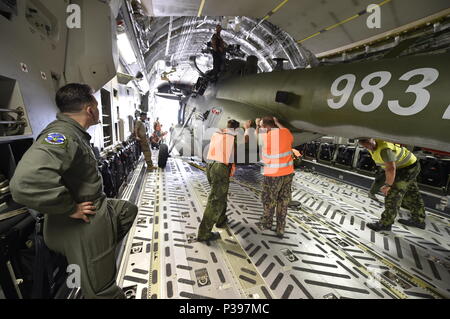 Sedlec, Tschechische Republik. 17 Juni, 2018. Techniker in den Mi-171 S tschechische Armee Hubschrauber Ladung in Transport eine C-17 Globemaster der US Army zum ersten Mal vor dem Himmel Avenger 2018 internationale Übung in Sedlec, in der Nähe von Namest nad Oslavou, Tschechien, am 17. Juni 2018. Credit: Lubos Pavlicek/CTK Photo/Alamy leben Nachrichten Stockfoto