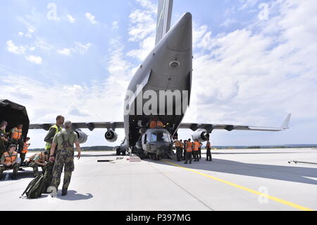 Sedlec, Tschechische Republik. 17 Juni, 2018. Techniker in den Mi-171 S tschechische Armee Hubschrauber Ladung in Transport eine C-17 Globemaster der US Army zum ersten Mal vor dem Himmel Avenger 2018 internationale Übung in Sedlec, in der Nähe von Namest nad Oslavou, Tschechien, am 17. Juni 2018. Credit: Lubos Pavlicek/CTK Photo/Alamy leben Nachrichten Stockfoto