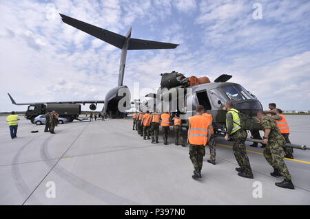 Sedlec, Tschechische Republik. 17 Juni, 2018. Techniker in den Mi-171 S tschechische Armee Hubschrauber Ladung in Transport eine C-17 Globemaster der US Army zum ersten Mal vor dem Himmel Avenger 2018 internationale Übung in Sedlec, in der Nähe von Namest nad Oslavou, Tschechien, am 17. Juni 2018. Credit: Lubos Pavlicek/CTK Photo/Alamy leben Nachrichten Stockfoto