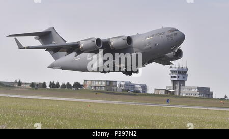 Sedlec, Tschechische Republik. 17 Juni, 2018. Techniker geladen ist ein Mi-171 S tschechische Armee Hubschrauber in die Verkehrspolitik eine C-17 Globemaster der US-Armee Flugzeuge (Bild) zum ersten Mal vor dem Himmel Avenger 2018 internationale Übung in Sedlec, in der Nähe von Namest nad Oslavou, Tschechien, am 17. Juni 2018. Credit: Lubos Pavlicek/CTK Photo/Alamy leben Nachrichten Stockfoto