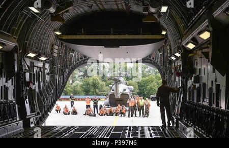 Sedlec, Tschechische Republik. 17 Juni, 2018. Techniker in den Mi-171 S tschechische Armee Hubschrauber Ladung in Transport eine C-17 Globemaster der US Army zum ersten Mal vor dem Himmel Avenger 2018 internationale Übung in Sedlec, in der Nähe von Namest nad Oslavou, Tschechien, am 17. Juni 2018. Credit: Lubos Pavlicek/CTK Photo/Alamy leben Nachrichten Stockfoto