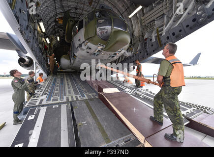 Sedlec, Tschechische Republik. 17 Juni, 2018. Techniker in den Mi-171 S tschechische Armee Hubschrauber Ladung in Transport eine C-17 Globemaster der US Army zum ersten Mal vor dem Himmel Avenger 2018 internationale Übung in Sedlec, in der Nähe von Namest nad Oslavou, Tschechien, am 17. Juni 2018. Credit: Lubos Pavlicek/CTK Photo/Alamy leben Nachrichten Stockfoto