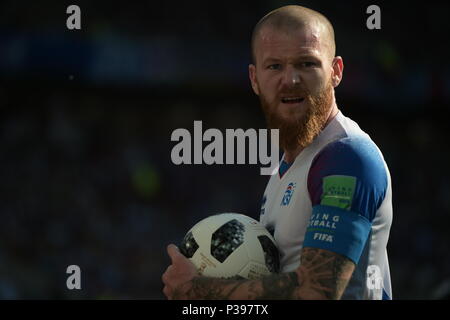 Moskau, Russland. 16 Juni, 2018. Aron Gunnarsson (ISL), FIFA WM Russland 2018 Gruppe D Match zwischen Argentinien 1-1 Island bei Spartak Stadium in Moskau, Russland, 16. Juni 2018. Credit: FERNOST PRESSE/LBA/Alamy leben Nachrichten Stockfoto