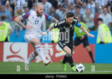 Moskau, Russland. 16 Juni, 2018. Aron GUNNARSSON (links, ISL) gegen Lionel Messi (ARG), Aktion, Duellen, Argentinien (ARG) - Island (ISL) 1:1, Vorrunde Gruppe D, Spiel 7, am 16.06.2018 in Moskau; Fußball-WM 2018 in Russland vom 14.06. - 15.07.2018. | Verwendung der weltweiten Kredit: dpa/Alamy leben Nachrichten Stockfoto