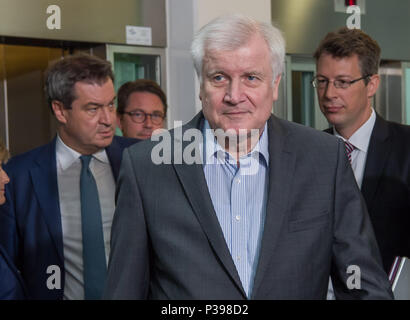 18 Juni 2018, München, Deutschland: Markus Soeder (Christlich Soziale Union - CSU, L-R), Premiere von Bayern, Andreas Scheuer, Bundesminister für Verkehr, Horst Seehofer, CSU-Parteivorsitzender und Bundesminister des Innern und Markus Blume, CSU-Generalsekretär nehmen an der Sitzung des FDP-Praesidiums. Foto: Peter Kneffel/dpa Stockfoto