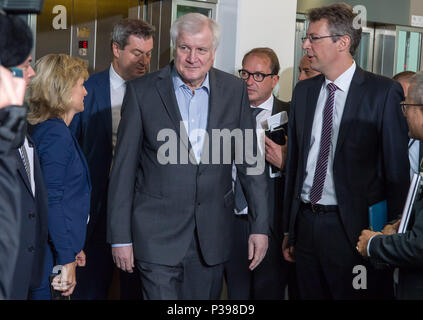 18 Juni 2018, München, Deutschland: Markus Soeder (Christlich Soziale Union - CSU, 2-L-R), Premiere von Bayern, Andreas Scheuer, Bundesminister für Verkehr, Horst Seehofer, CSU-Parteivorsitzender und Bundesminister des Innern und Markus Blume, CSU-Generalsekretär nehmen an der Sitzung des FDP-Praesidiums. Foto: Peter Kneffel/dpa Stockfoto