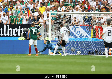 Moskau, Russland. 17 Juni, 2018. Manuel Neuer (GER) räumt ein Ziel während der FIFA WM Russland 2018 Gruppe f Deutschland 0-1 Mexiko an Luzhniki Stadion in Moskau, Russland, 17. Juni 2018. Credit: kenzaburo Matsuoka/LBA/Alamy leben Nachrichten Stockfoto