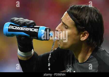 17 Juni 2018, Russland, Rostow-am-Don, Fußball, FIFA World Cup, Gruppe E, Brasilien vs Schweiz im Don Stadion: Yann Sommer, Torwart der Schweiz Getränke. Foto: Marius Becker/dpa Stockfoto