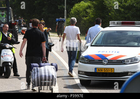 18 Juni 2018, Landgraaf, Niederlande: Besucher verlassen die Prämisse des'' Pinkpop Festival. Nach dem großen Musikfestival "pinkpop" die Lage der schrecklichen Szene wurde von einem Kleinbus in einer Gruppe von Konzertbesuchern. Foto:Ralf Roeger dmp/Presse/dpa Stockfoto