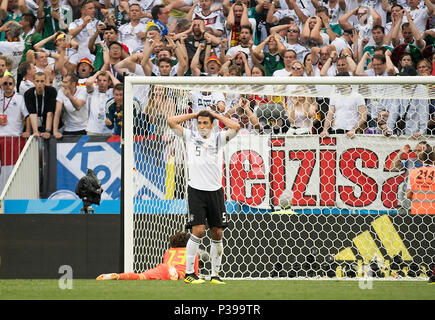 Mats HUMMELS (GER) enttäuscht nach einem verfehlten Ziel Chance, auch die Deutschen Fans im Hintergrund entsetzt sind, Deutschland (GER) - Mexiko (MEX), vorläufige Gruppe F, Spiel 11, am 17.06.2018 in Moskau, Fußball WM in Russland 2018 ab 14.6. - 15.07.2018. | Verwendung weltweit Stockfoto