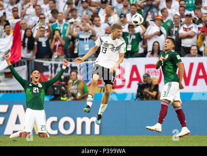 Schlusspfiff Thomas Mueller (Muller, GER) mit Kugel. Edson ALVAREZ l. (MEX) und Carlos SALCEDO r. (MEX), Deutschland (GER) - Mexiko (MEX), vorläufige Gruppe F, Spiel 11, am 17.06.2018 in Moskau, Fussball-WM 2018 in Russland vom 14.06. - 15.07.2018. | Verwendung weltweit Stockfoto