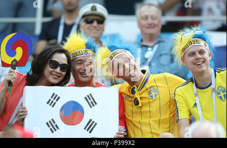 Nischni Nowgorod, Russland. 18 Juni, 2018. Fans posieren für Fotos vor einer Gruppe F Match zwischen Schweden und Südkorea bei der FIFA Fußball-Weltmeisterschaft 2018 in Nischni Nowgorod, Russland, 18. Juni 2018. Credit: Wu Zhuang/Xinhua/Alamy leben Nachrichten Stockfoto