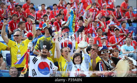 Nischni Nowgorod, Russland. 18 Juni, 2018. Fans jubeln vor einer Gruppe F Match zwischen Schweden und Südkorea bei der FIFA Fußball-Weltmeisterschaft 2018 in Nischni Nowgorod, Russland, 18. Juni 2018. Credit: Wu Zhuang/Xinhua/Alamy leben Nachrichten Stockfoto