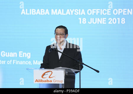 Kuala Lumpur, Malaysia. 18 Juni, 2018. Malaysische Finanzminister Lim Guan Eng spricht bei der Eröffnung der Alibaba Malaysia Büro in Kuala Lumpur, Malaysia, 18. Juni 2018. Neue Malaysia Büro des Alibaba Group, auch seine erste Land in Südostasien, in Betrieb am Montag, als die Chinesische tech Riese seine Expansion in Übersee im Südostasiatischen Raum weiter. Credit: Zhu Wei/Xinhua/Alamy leben Nachrichten Stockfoto