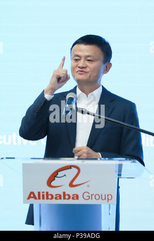 Kuala Lumpur, Malaysia. 18 Juni, 2018. Jack Ma, Alibaba, Gründer und Executive Chairman, spricht bei der Eröffnung der Alibaba Malaysia Büro in Kuala Lumpur, Malaysia, 18. Juni 2018. Neue Malaysia Büro des Alibaba Group, auch seine erste Land in Südostasien, in Betrieb am Montag, als die Chinesische tech Riese seine Expansion in Übersee im Südostasiatischen Raum weiter. Credit: Zhu Wei/Xinhua/Alamy leben Nachrichten Stockfoto