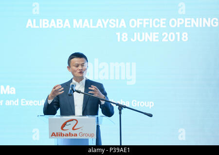 Kuala Lumpur, Malaysia. 18 Juni, 2018. Jack Ma, Alibaba, Gründer und Executive Chairman, spricht bei der Eröffnung der Alibaba Malaysia Büro in Kuala Lumpur, Malaysia, 18. Juni 2018. Neue Malaysia Büro des Alibaba Group, auch seine erste Land in Südostasien, in Betrieb am Montag, als die Chinesische tech Riese seine Expansion in Übersee im Südostasiatischen Raum weiter. Credit: Zhu Wei/Xinhua/Alamy leben Nachrichten Stockfoto