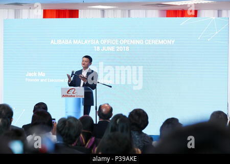 Kuala Lumpur, Malaysia. 18 Juni, 2018. Jack Ma, Alibaba, Gründer und Executive Chairman, spricht bei der Eröffnung der Alibaba Malaysia Büro in Kuala Lumpur, Malaysia, 18. Juni 2018. Neue Malaysia Büro des Alibaba Group, auch seine erste Land in Südostasien, in Betrieb am Montag, als die Chinesische tech Riese seine Expansion in Übersee im Südostasiatischen Raum weiter. Credit: Zhu Wei/Xinhua/Alamy leben Nachrichten Stockfoto