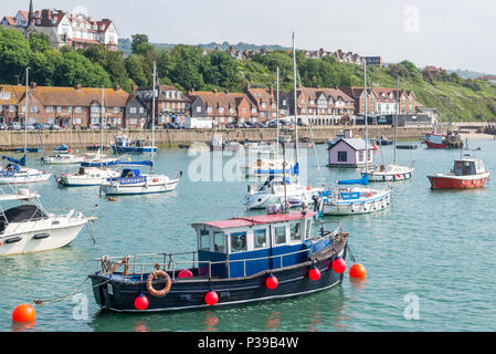 Kleine Boote im äußeren Hafen von Folkestone, Kent, England, UK günstig Stockfoto