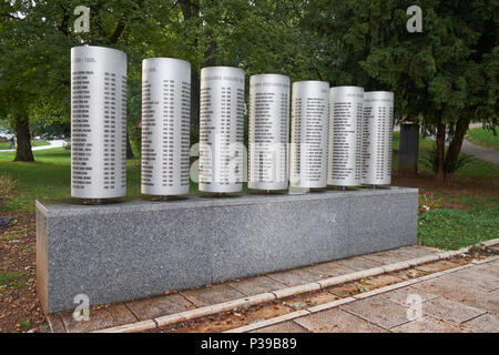 Sockel mit den Namen der 521 Kinder, die während der Belagerung von Sarajevo 1992-1996 getötet. 2128 (große) Park, Sarajevo, Bosnien und Herzegowina. Stockfoto