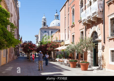 Rio Terra Foscarini, Dorsoduro Venedig, Venetien, Italien in den frühen Morgen. Street Scene, Blumen, Frühling, Luxus Hotel Ca' Pisani Stockfoto