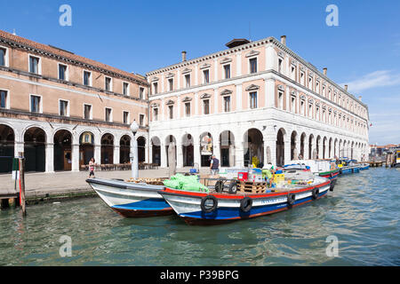 Arbeit boote Abladen auf dem Canal Grande an der Rialto Mercato bei Sonnenaufgang, San Polo, Venedig, Venetien, Italien vor Der fabbriche Vecchie und Fabbrice Stockfoto