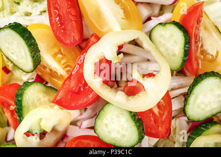 Hausgemachte Gemüse Salat aus Tomaten, Kohl und Gurken, Platz für Text Stockfoto