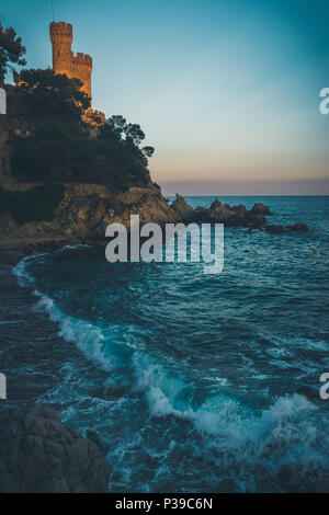 Lloret de Mar Blick auf die Stadt. Spanien Costa Brava Urlaub. Sonnenuntergang im Sommer. Sandstrand. Getönten Foto. Stockfoto