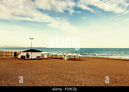 Landschaft und typisch spanische Chiringuito de Sand Strand mit Sonnenschirmen. Alicante, Spanien Stockfoto