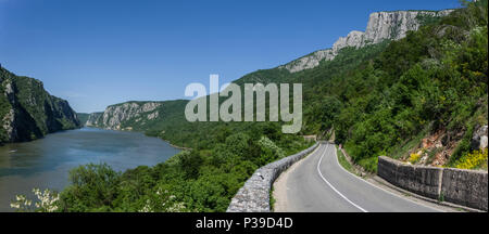 Donau Grenze zwischen Rumänien und Serbien. Landschaft in der Donau Schluchten. die schmalste Stelle der Schlucht auf der Donau zwischen Serbien und Rumänien, als Stockfoto