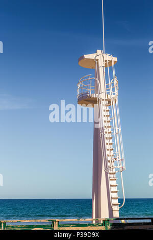 Pfingstmontag und hohe lifeguard Tower zu patrouillieren die Badestelle in Alicante, Spanien. Stockfoto