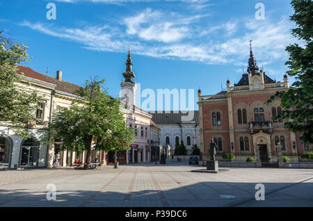 Novi Sad, Serbien - Mai 08, 2018: das Monument von Jovan Jovanović Zmaj, vor neo-klassischer Architektur von vladicin Court Palast des Bischofs und in Keine Stockfoto