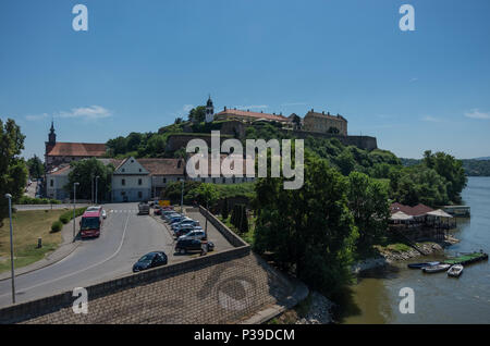 Novi Sad, Serbien - Mai 08, 2018: Die Festung Petrovaradin über die Donau. Novi Sad, Serbien Stockfoto