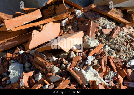 Gebrochene Ziegel und Zement von der Wand abgerissen Stockfoto