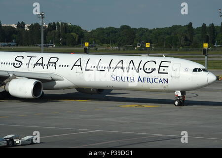SOUTH AFRICAN AIRWAYS AIRBUS A340-600 IN STAR ALLIANCE LIVERY Stockfoto