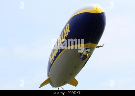 SUFFIELD, Ohio/USA - 16. Juni: Der Goodyear blimp Wingfoot Eine am 16. Juni oben Wingfoot Lake, Suffield, Ohio fliegen. Dies ist bei der Blimp Base Eine, hom Stockfoto