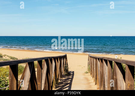 Holz- und Zugang zum Strand an einem sonnigen Tag. Alicante, Spanien Stockfoto