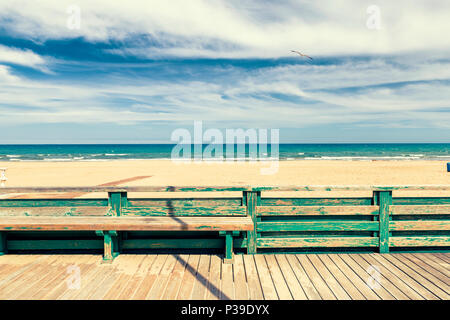 Holzboden und Zaun für Zugang zum La Herradura Strand. Alicante. Spanien Stockfoto