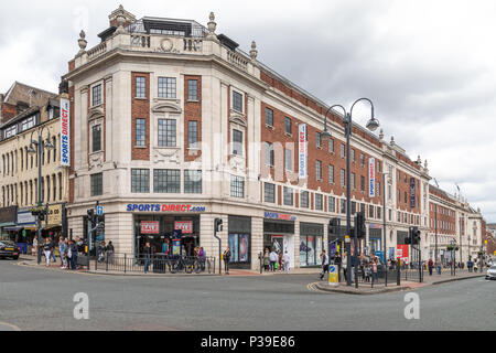 Eine große Art Direct Store an der Oberseite der Briggate auf Headrow in Leeds City Centre Stockfoto