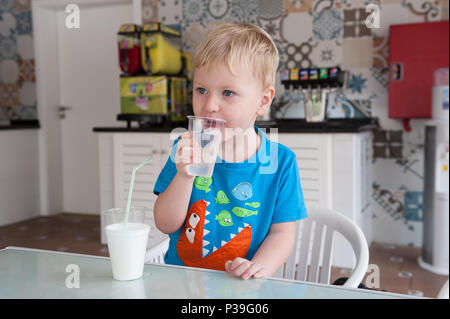 Drei Jahre alten Jungen Trinkwasser Stockfoto