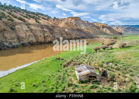 Altes Gehöft auf einem Ufer des oberen Colorado River in Colorado, Luftaufnahme im Frühjahr Landschaft Stockfoto