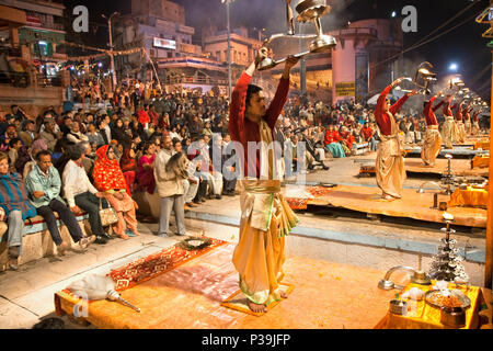 VARANASI, Indien - Februar 09: Hindu Priester führt religiöse Zeremonie Ganga Seva Nidhi am 09 Februar, 2008 um Dashashwamedh Ghat in Varanasi, Utta Stockfoto