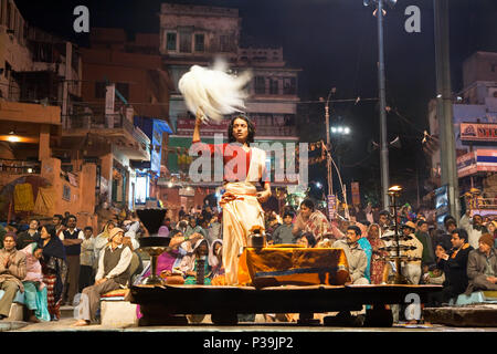 VARANASI, Indien - Februar 09: Hindu Priester führt religiöse Zeremonie Ganga Seva Nidhi am 09 Februar, 2008 um Dashashwamedh Ghat in Varanasi, Utta Stockfoto