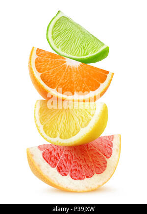 Isolierte citrus Schichten. Stücke von Grapefruit, Orange, Zitrone und Limette Früchte übereinander auf weißem Hintergrund mit Freistellungspfad isoliert Stockfoto