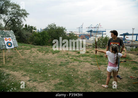 Odessa, Ukraine, lernt ein Kind, Bogenschießen Stockfoto