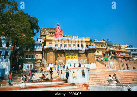 VARANASI, INDIEN - 10. Februar: Blick auf Gay Ghat auf dem heiligen Fluss Ganges an Uttar Pradesh am 10. Februar 2008 in Varanasi, Indien. Stockfoto