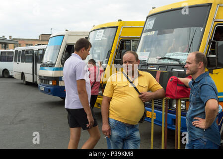 Odessa, Ukraine, Passagiere Warten an der Bushaltestelle Stockfoto